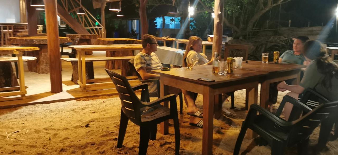 Turtle Bay Beach Resort Mirissa Eksteriør billede